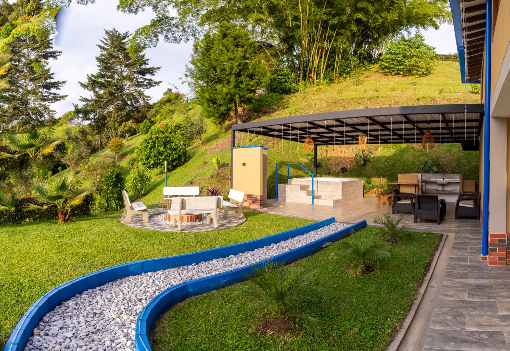 Jardín con pérgola y zona de descanso