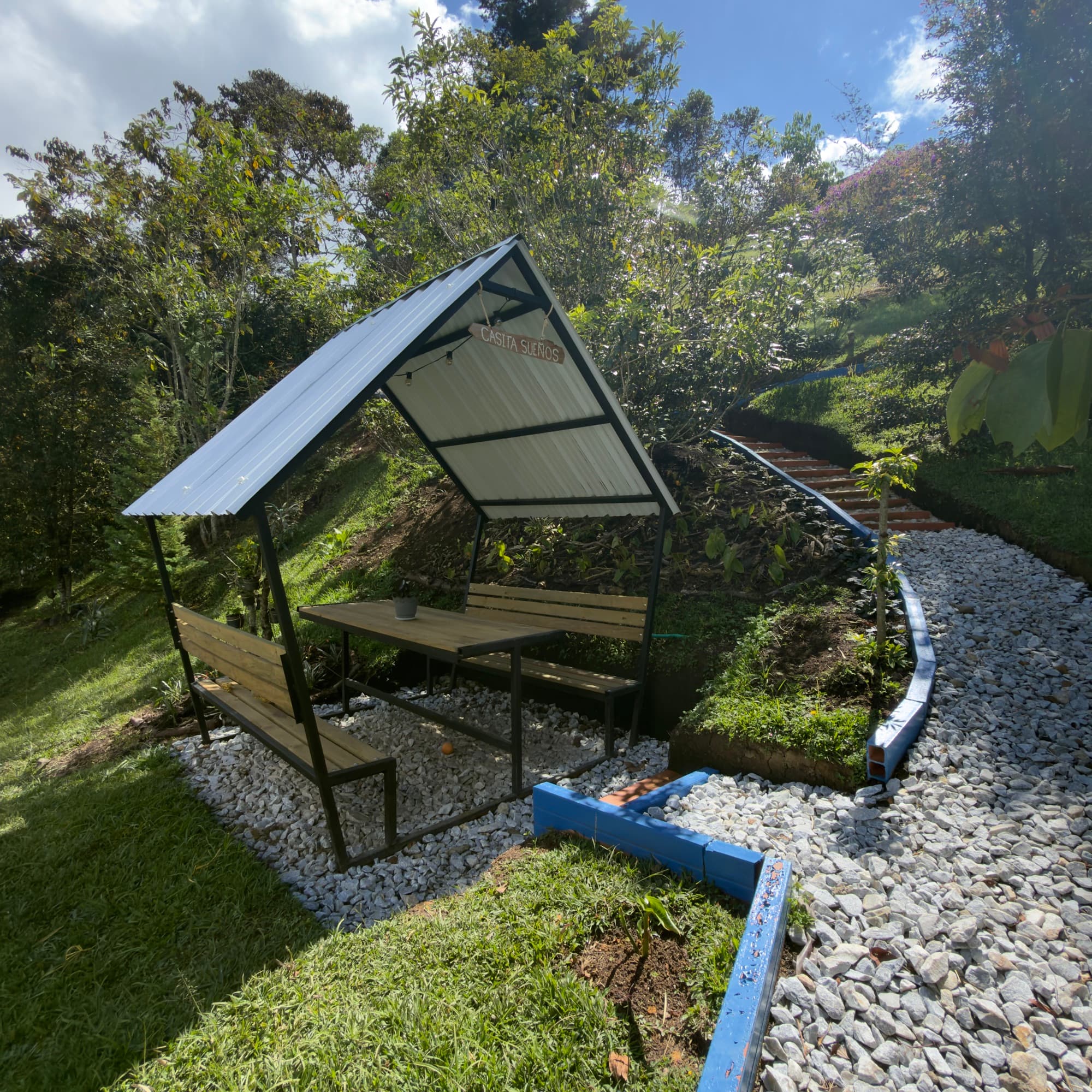 Mirador tipo cabaña abierta en el jardín