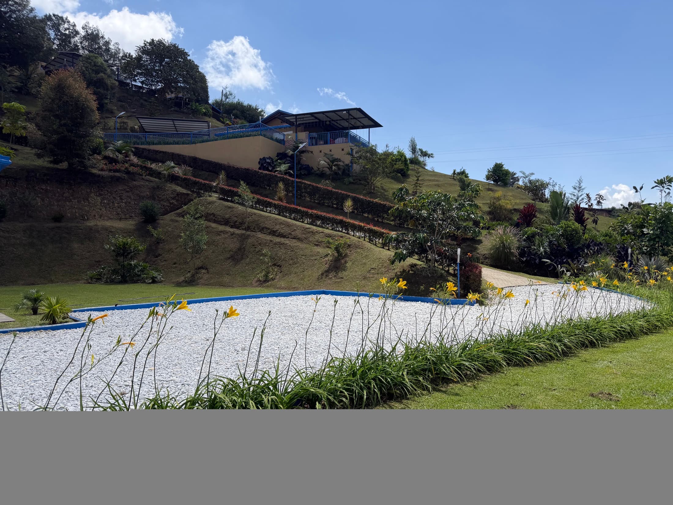 Paisaje del condominio con terrazas verdes