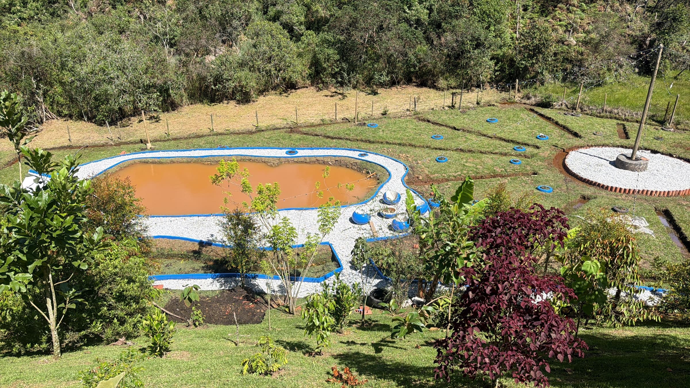 Vista panorámica del condominio con lago y jardines