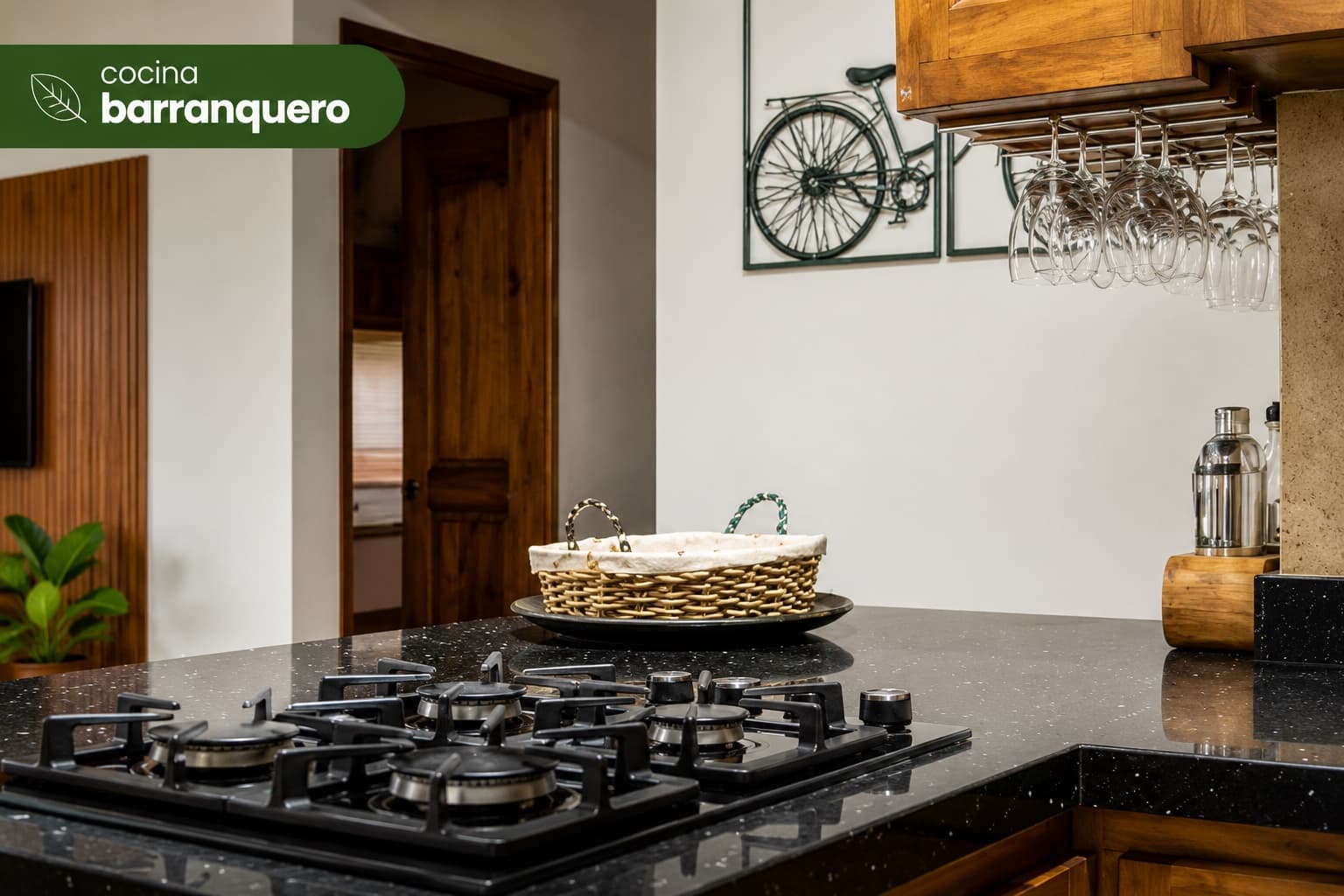 Cocina de la Cabaña Barranquero con fogón a gas y mesón en granito