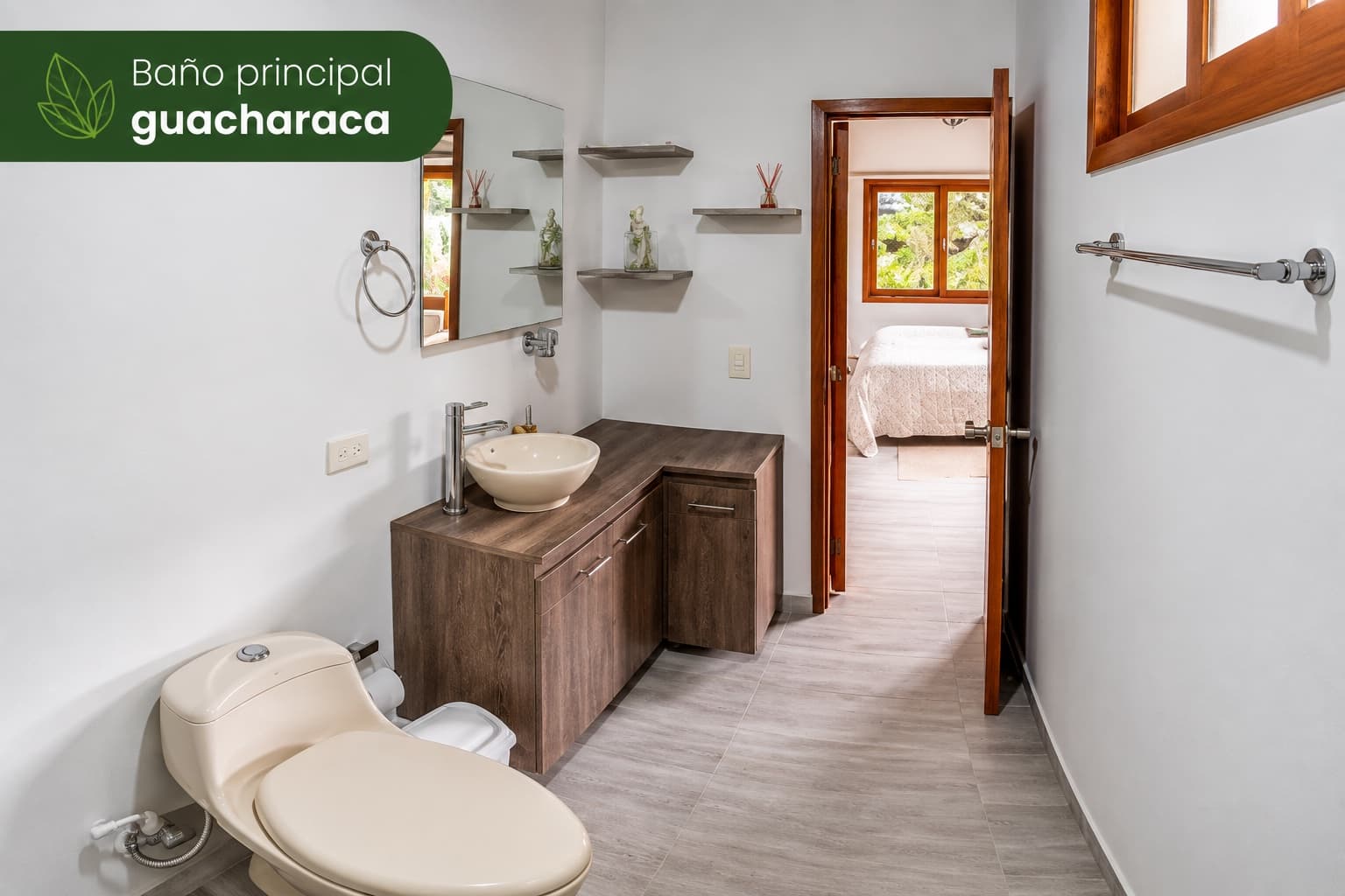 Baño principal de la Cabaña Guacharaca con lavamanos tipo vasija