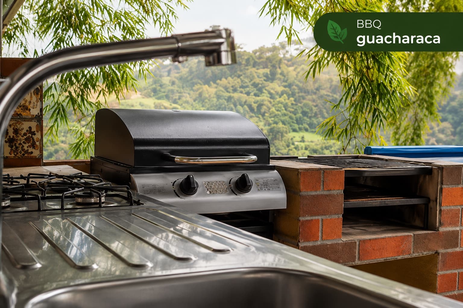 Zona BBQ de la Cabaña Guacharaca con parrilla a gas y vista a la montaña