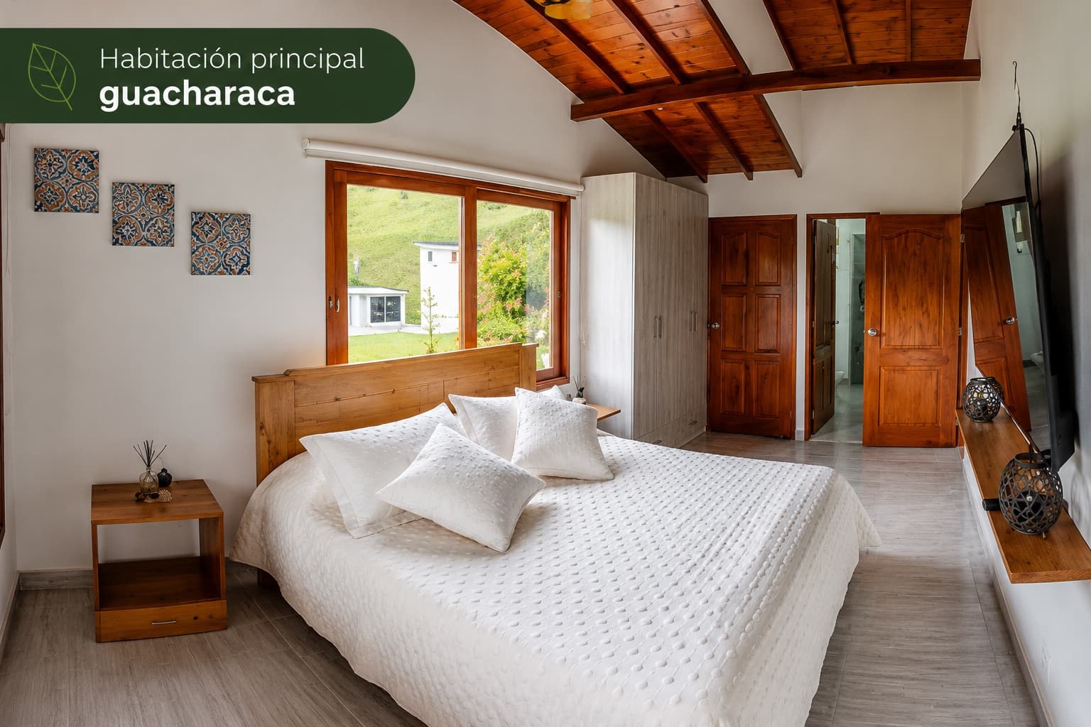 Habitación principal de la Cabaña Guacharaca con techo abovedado en madera