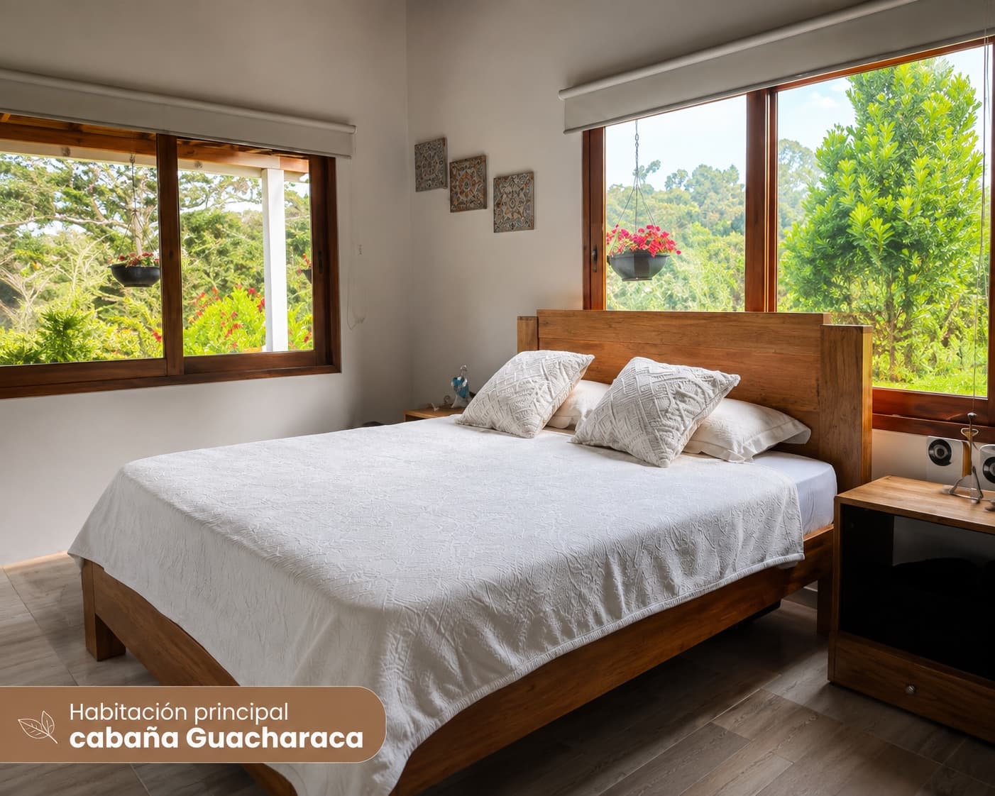 Habitación principal de la Cabaña Guacharaca con ventanas al jardín