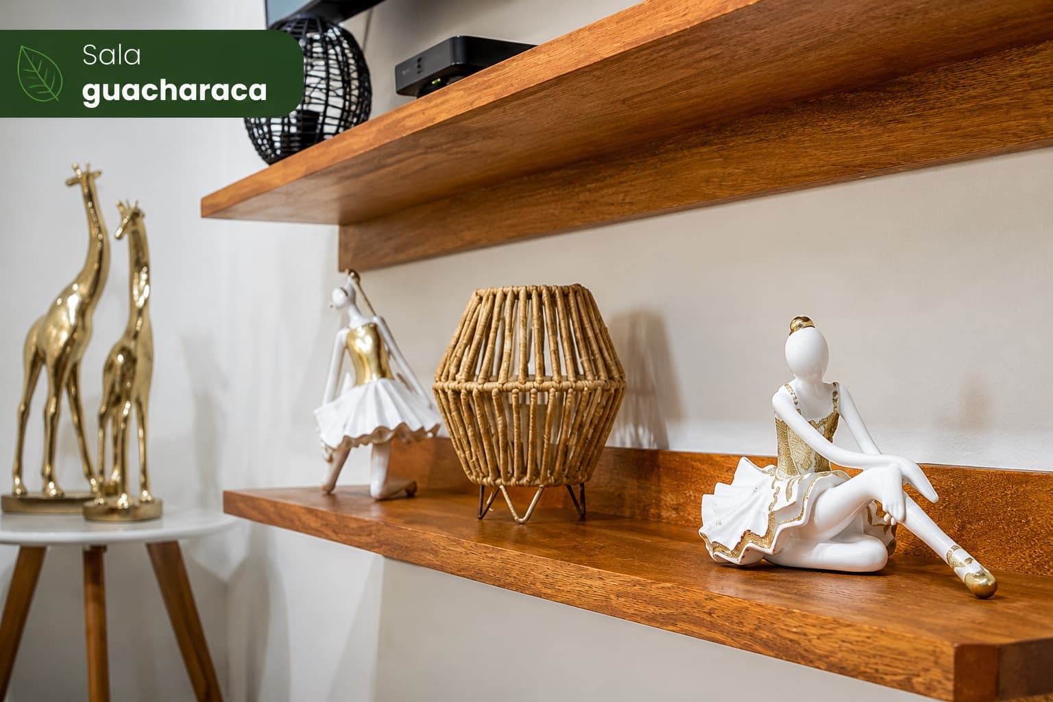 Detalle decorativo de la sala de la Cabaña Guacharaca