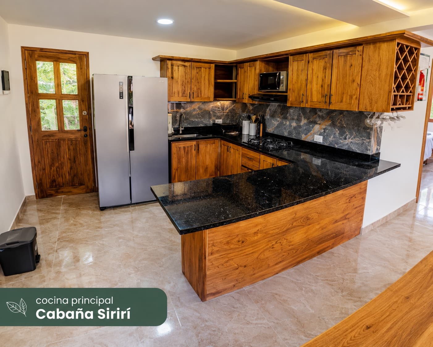 Cocina principal de la Cabaña Sirirí, equipada en madera
