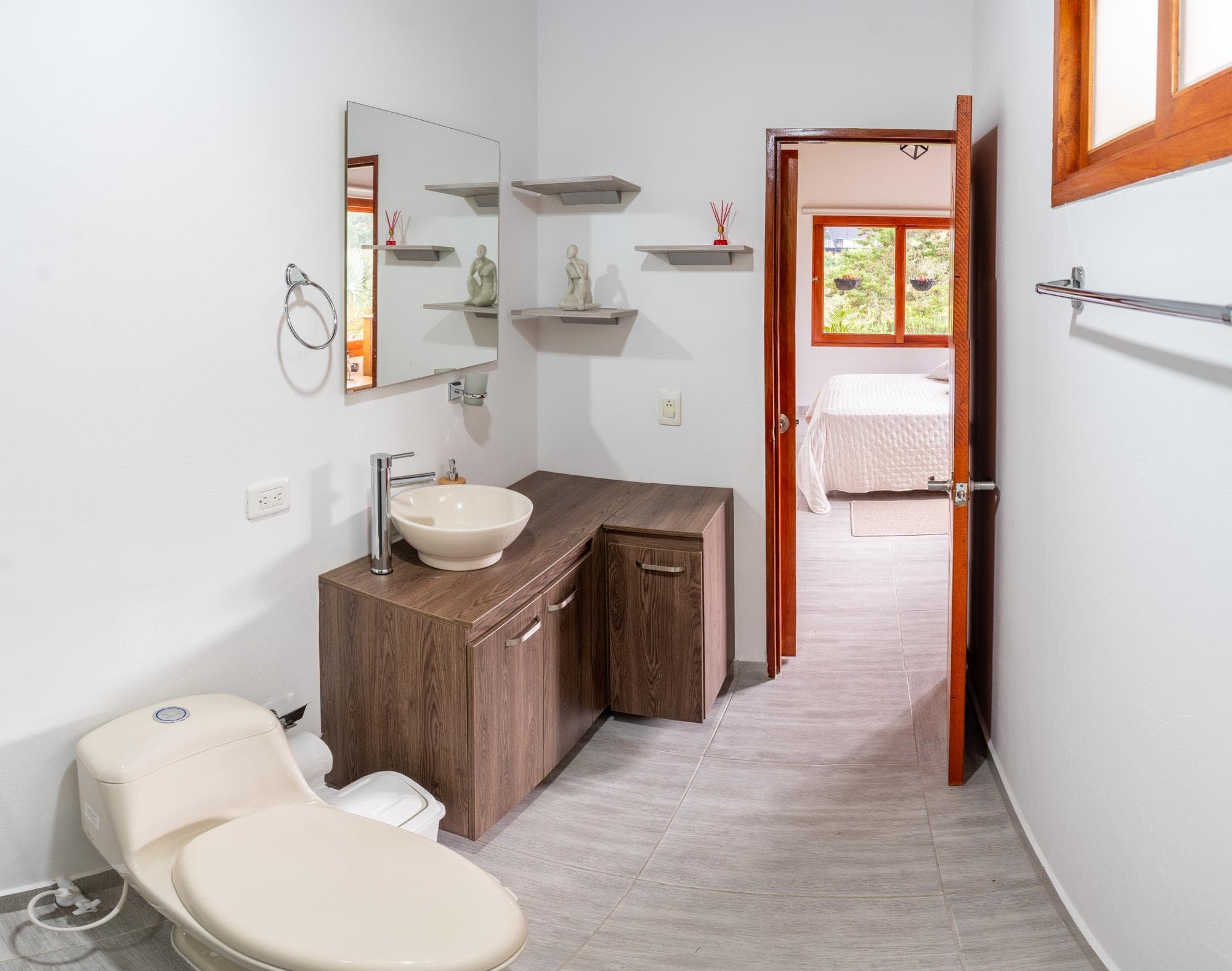 Baño de la Cabaña Guacharaca con lavamanos tipo vasija