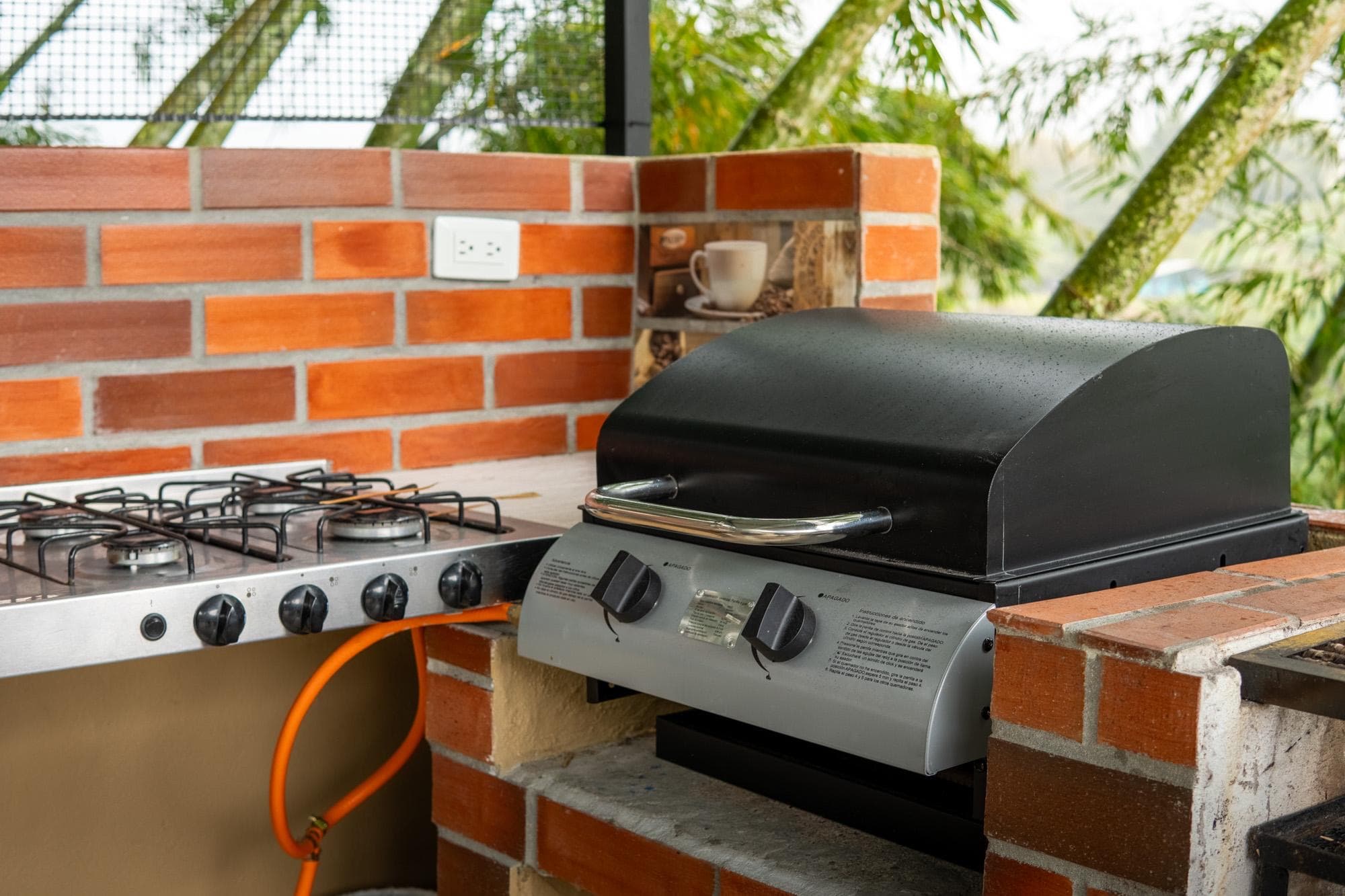 Zona BBQ de la Cabaña Guacharaca con parrilla y fogón industrial a gas