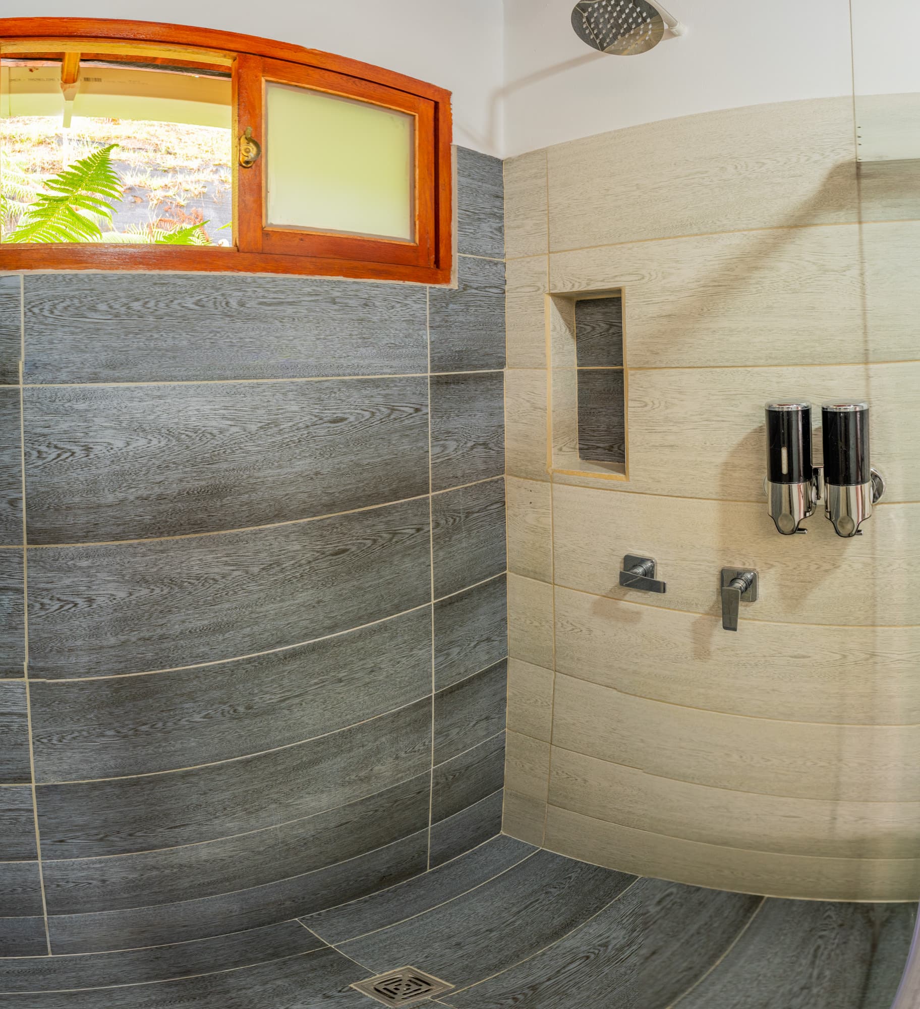 Ducha de diseño con enchape en madera en la Cabaña Guacharaca