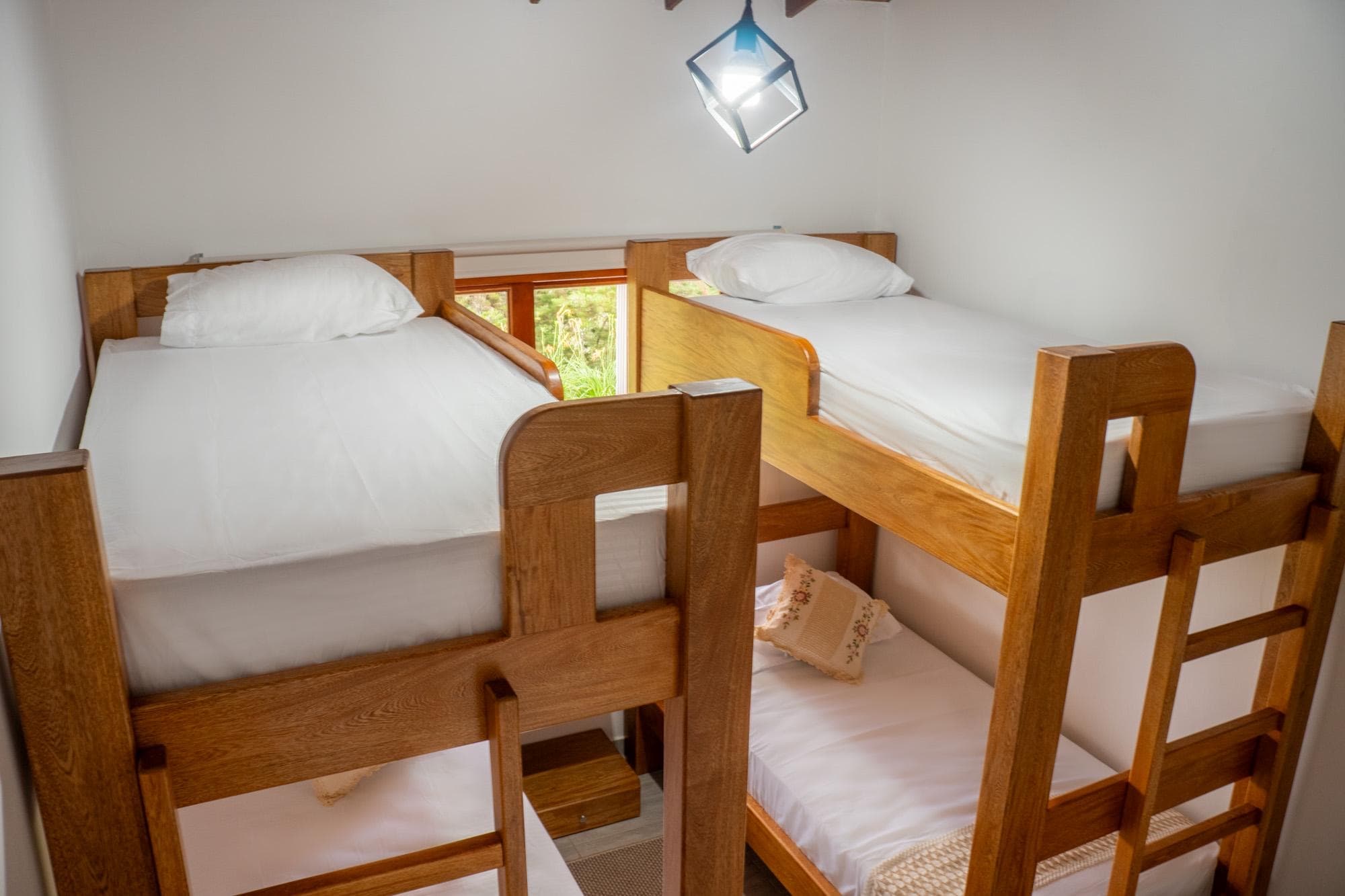 Habitación con literas de madera en la Cabaña Guacharaca