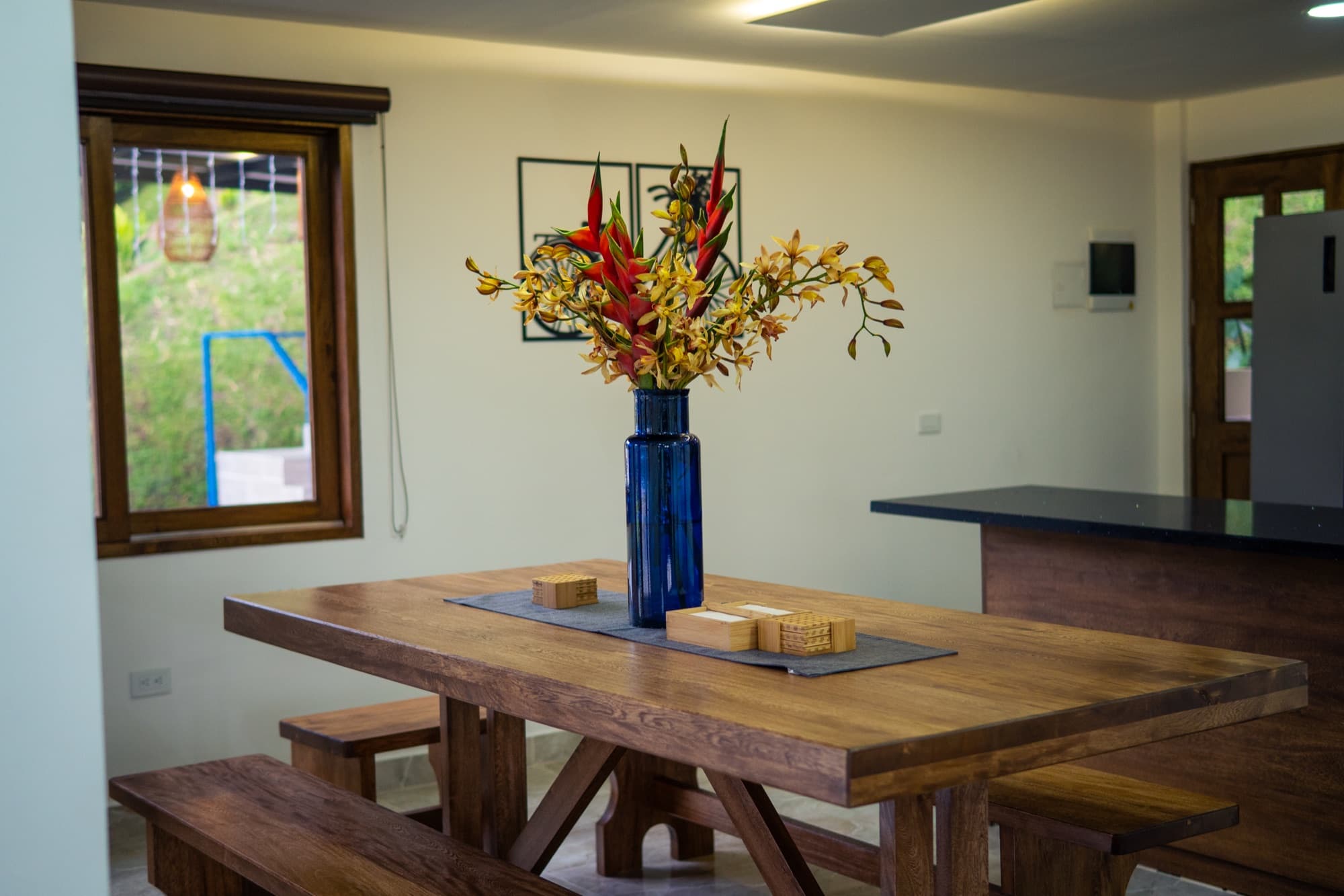 Comedor iluminado con flores frescas