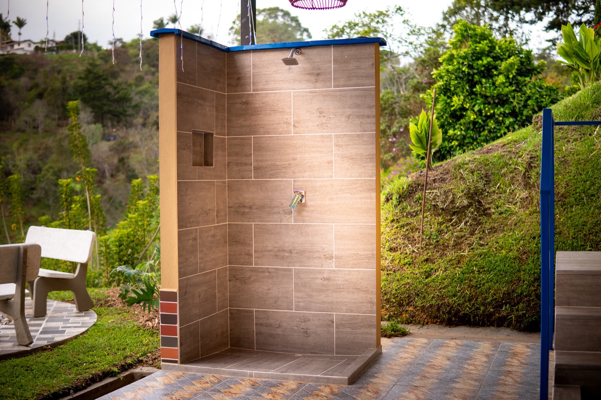Ducha exterior en piedra