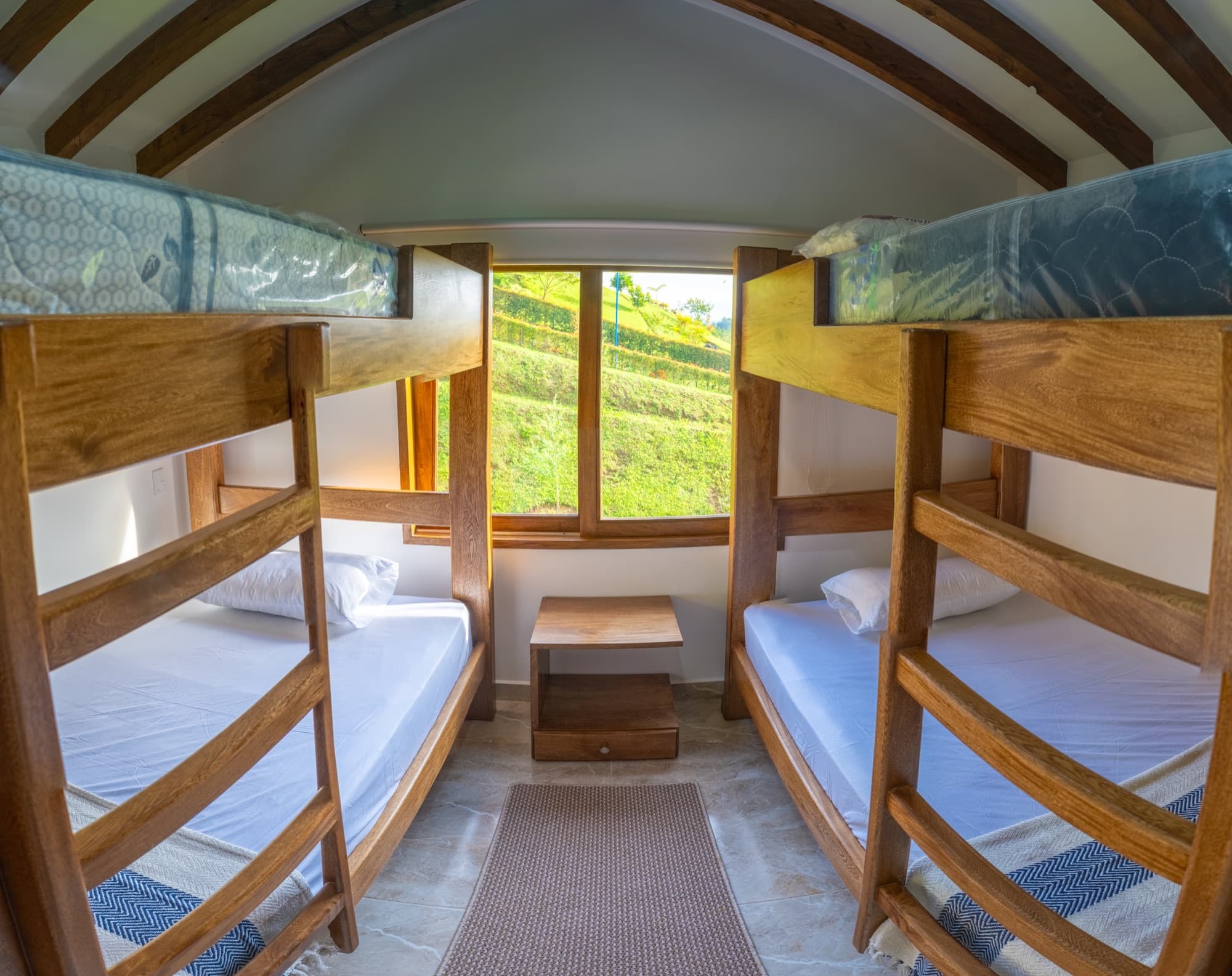 Habitación con literas de madera