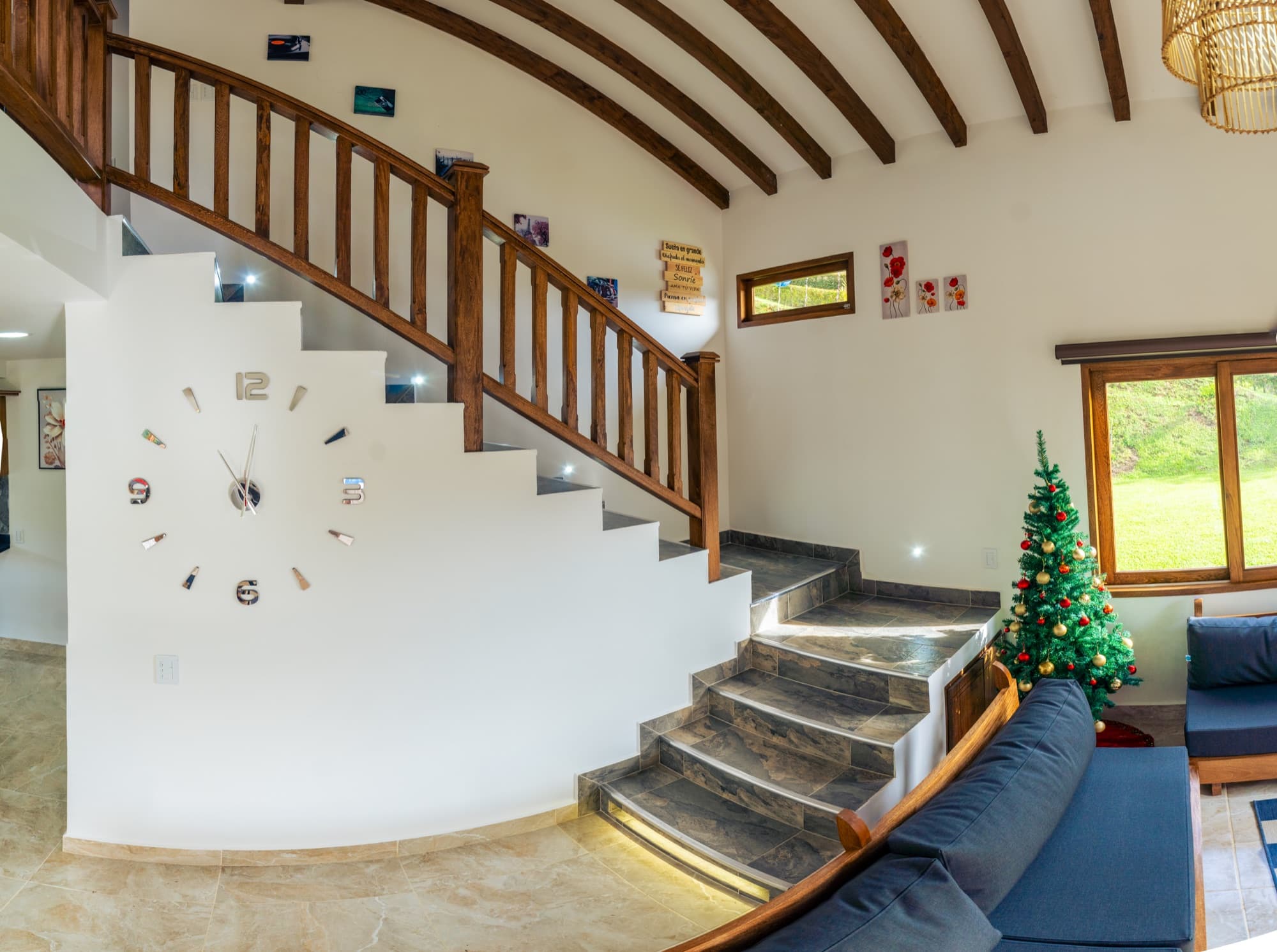 Sala de doble altura con escalera