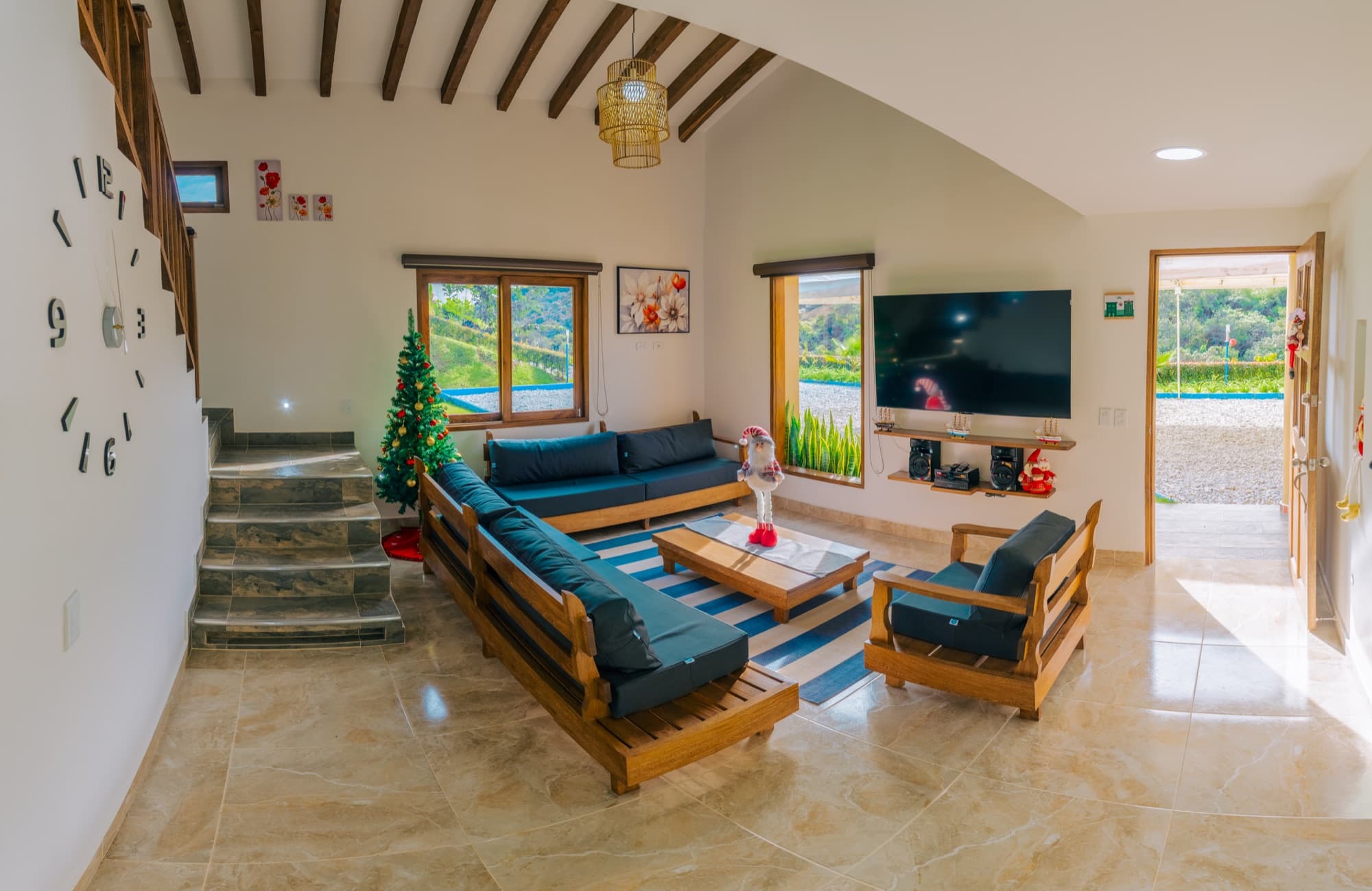 Sala amplia con ventanales