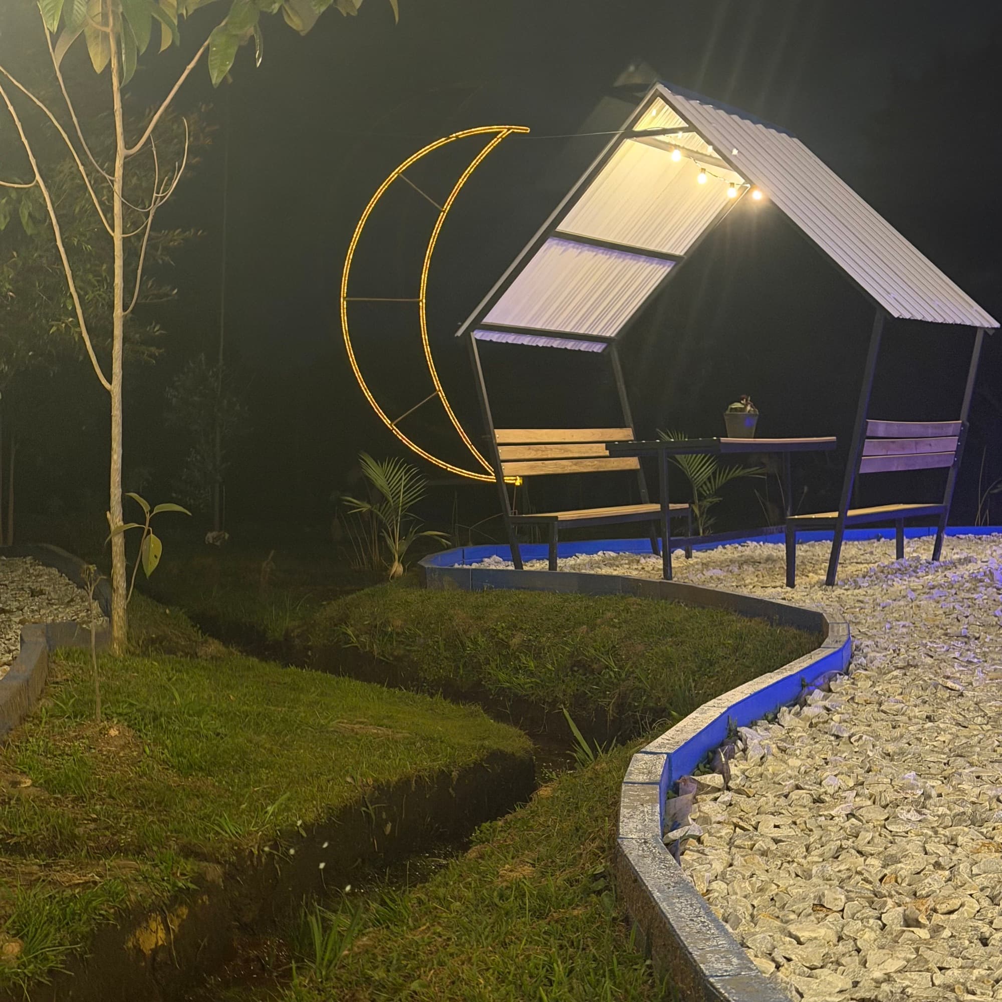 Mirador iluminado en la noche